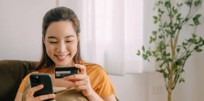 women paying for something on her phone using a credit card